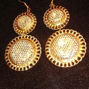 - Fashion gold-tone earring